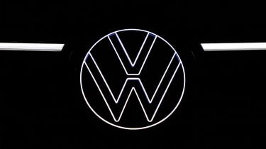 Volkswagen Golf facelift - illuminated badge