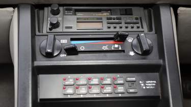 Rover SD1 (1976-1986) icon - Detailed interior shot of the radio and assorted buttons