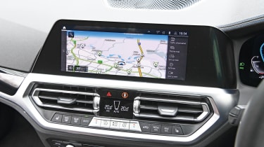Peugeot 508 SW Sport Engineered vs BMW 330e xDrive Touring - 330e infotainment screen