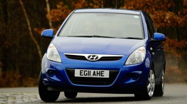 Hyundai i20 Blue front cornering