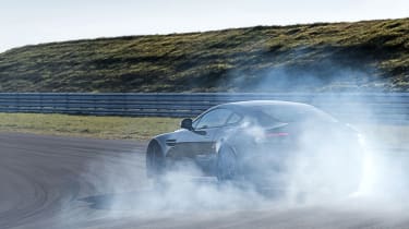 Aston Martin V12 Vantage S 2016 - rear smoke