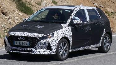 Hyundai i20 spied - front 3/4 tracking 