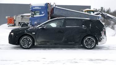 New Kia Ceed Spyshots - side view dynamic