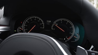 BMW 520d - dials