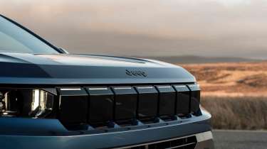 Jeep Compass - grille