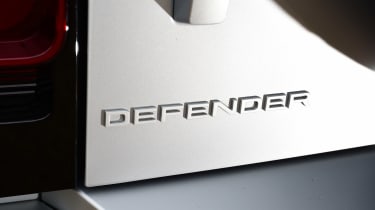 Land Rover Defender 90 D250 - badge