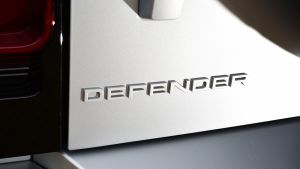 Land Rover Defender 90 D250 - badge