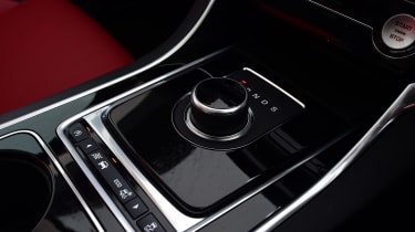 Jaguar XE - centre console