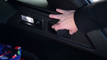 Peugeot 308 SW - operating back seat adjustment switch