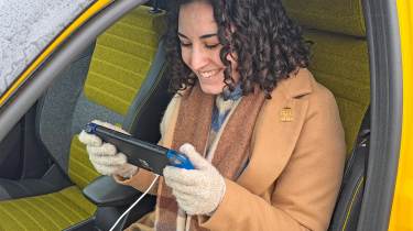 Renault 5 E-Tech Iconic Five - Victoria playing on a gaming device