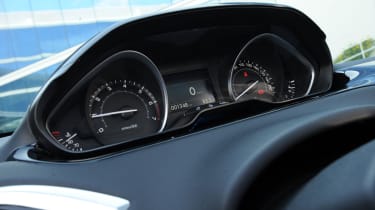 Peugeot 208 1.6 VTi Allure dials