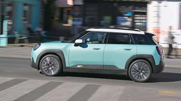 MINI Aceman SE Exclusive - side driving