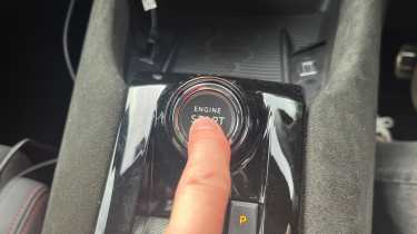 Alfa Romeo Junior Elettrica Veloce - start/stop button