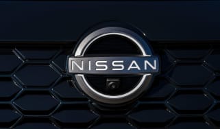 Nissan Juke Hybrid - front badge
