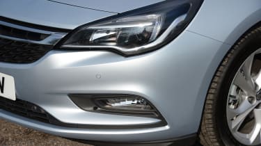 Vauxhall Astra Sports Tourer diesel 2016 - headlight