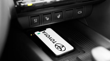 Toyota C-HR - wireless charging pad