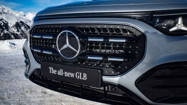 Mercedes GLB 2025 snow - grille