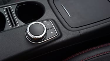 Mercedes GLA - buttons