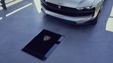 Peugeot e-LEGEND - charging