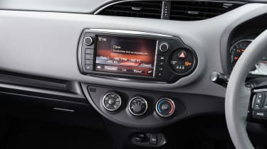 Toyota Yaris Design Bi-Tone 2016 - centre console