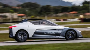 Nissan BladeGlider - side tracking