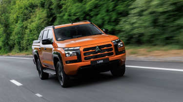 Mitsubishi L200 - front tracking