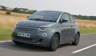 Fiat 500e Giorgio Armani Collector&#039;s Edition - front tracking 