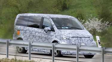 Electric Mercedes V-Class - front tracking 