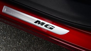 MG HS facelift - door sills