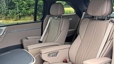 Xpeng X9 - rear seats