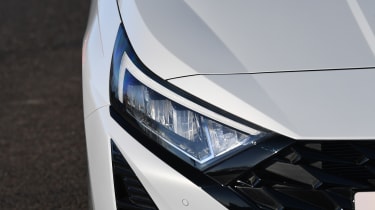 Vauxhall Corsa vs Hyundai i20 - Hyundai front headlight 