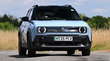 Renault 4 - front cornering