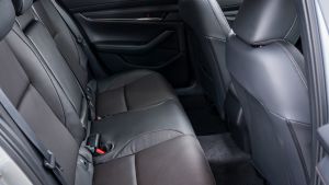 Mazda 3 e-SkyActiv X - rear seats