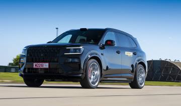 New Zeekr 8X plug-in hybrid - front tracking 