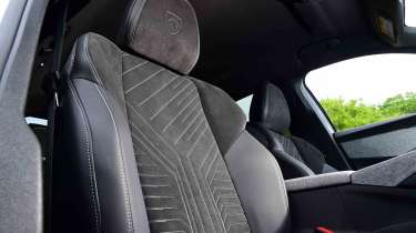 Peugeot E-3008 - front seat