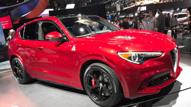 Alfa Romeo Stelvio - show front/side