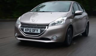 Peugeot 208 e-HDi front tracking