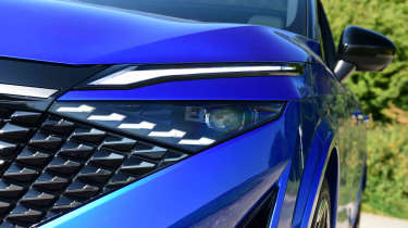 Nissan Qashqai - headlight detail