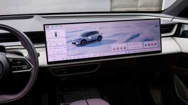Mazda CX-6e - screen