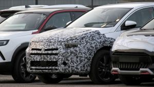 Vauxhall Grandland facelift - spyshot 2