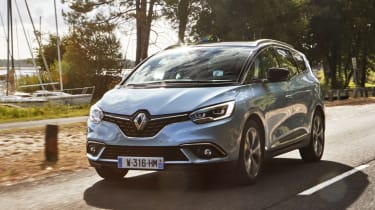 Renault Grand Scenic 2016 - front tracking 3
