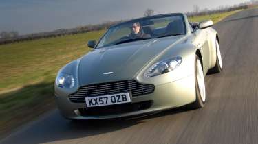 Aston Martin V8 Vantage - front tracking
