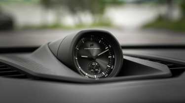 Porsche Cayenne Coupe - clock