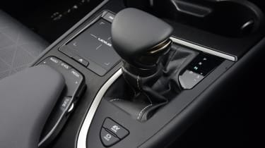 Lexus UX 250 Takumi - gearshift
