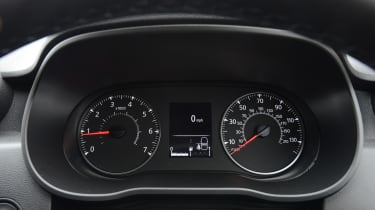 Dacia Duster Extreme SE - dials