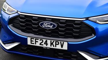 Ford Kuga - front grille