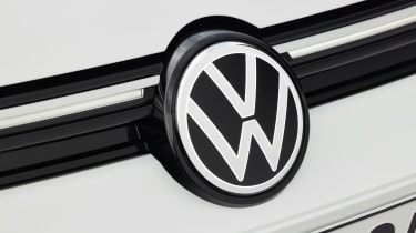 Volkswagen Golf facelift - Volkswagen badge