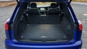 Volkswagen Touareg R - boot seats down