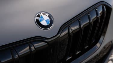 BMW X1 xDrive23i M Sport - bonnet badge