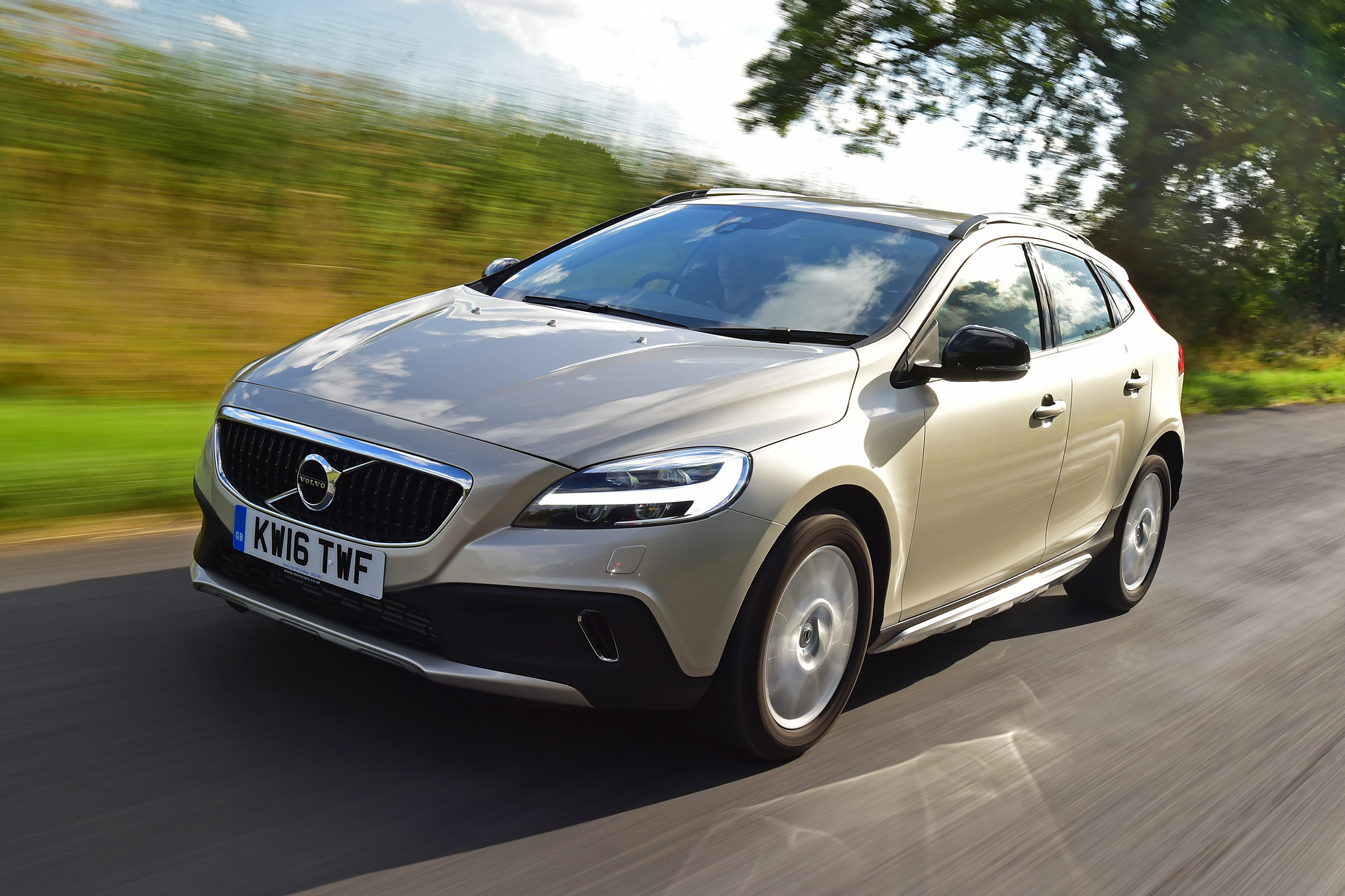 Volvo v40cc. Вольво в40 кросс Кантри. Volvo v40 Cross Country. Volvo v40 Cross Country 2016. Volvo 40 Cross Country.